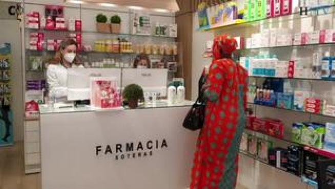 Las farmacias son otro de los sectores que está trabajando en primera línea durante esta pandemia. Heraldo TV ha querido conocer de primera mano cómo han sido estas semanas atendiendo las necesidades sanitarias y humanas de clientes, vecinos y amigos en una farmacia zaragozana. Hemos acudido a la Farmacia Soteras, en la calle de San Vicente de Paúl. Su responsable, Carmen Soteras iba a casarse en abril y el coronavirus obligó a posponer sus planes y a cambiarlos por la bata blanca, la mascarilla y el mostrador de su botica.