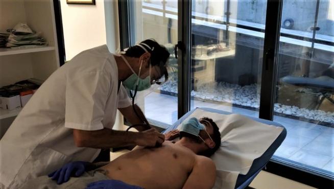 El doctor Fernando Sarasa examina a Javi Galán.