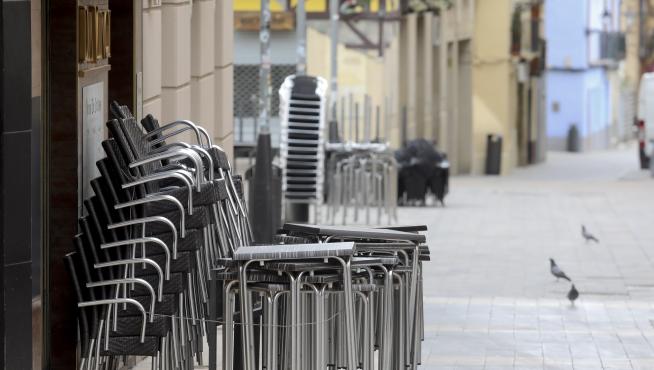 Mesas y sillas de veladores de los bares cerrados por la pandemia en Padre Huesca y San Orencio / 20-04-2020 / Foto Rafael Gobantes [[[FOTOGRAFOS]]] [[[HA ARCHIVO]]]