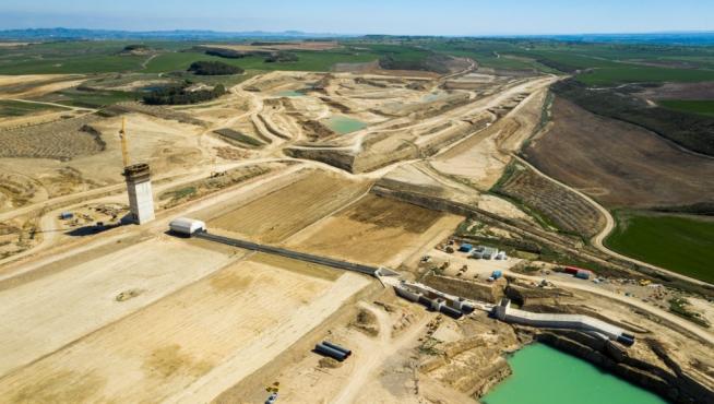 Imagen aérea de las obras en el embalse de Almudévar.