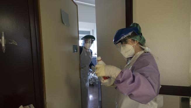 Dos sanitarias del Hospital Miguel Servet, en una zona habilitada para enfermos con Covid-19.