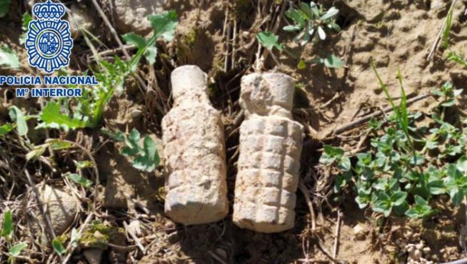 Las dos granadas encontradas en el camino de Fornillos.