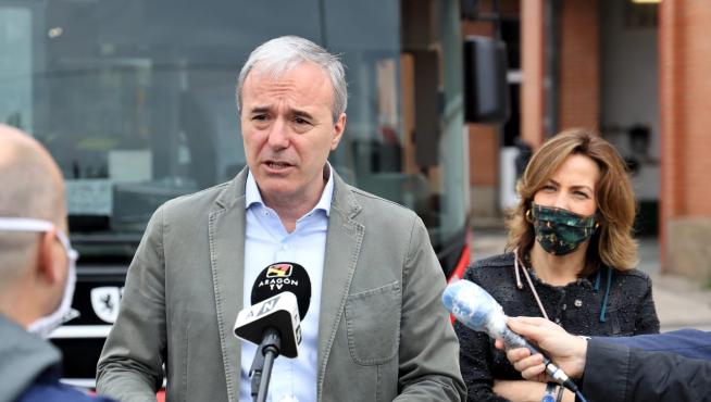 El alcalde de Zaragoza, Jorge Azcón, junto a la concejal de Movilidad, Natalia Chueca, durante la presentación de los nuevos dispensadores.