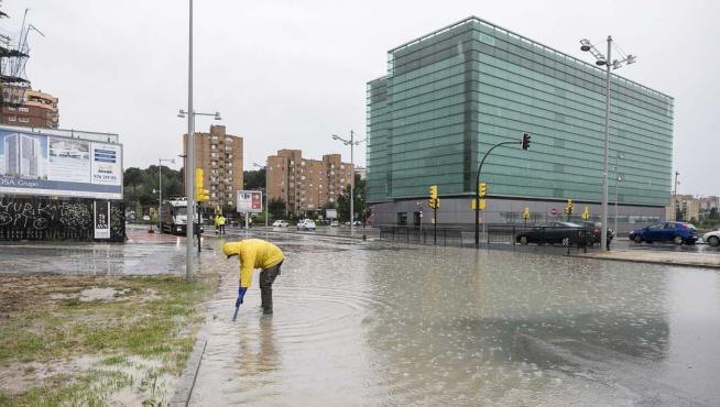 Zonas de Delicias anegadas por el agua de la tormenta