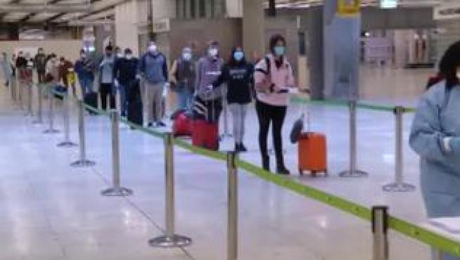 En Barajas la cola guarda la distancia de seguridad antes de pasar, cada viajero que aterriza, un control de temperatura. Si no tiene fiebre pasa al siguiente punto de control pero si hay sospecha pasan a una zona reservada. Todos los viajeros han rellenado un cuestionario médico y firman un compromiso para hacer una cuarentena de catorce días.