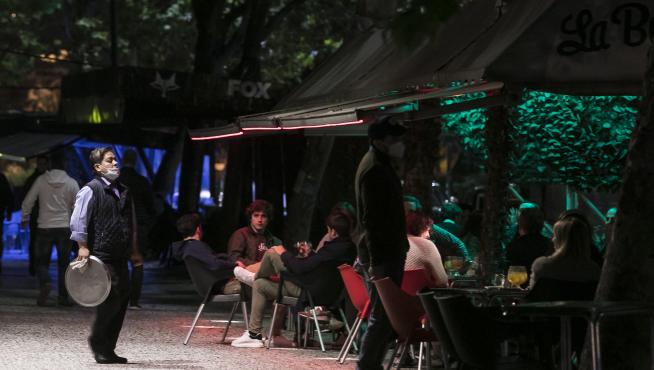 Las calles y las terrazas se llenaron de grupos que quisieron disfrutar de la noche.