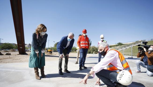 El alcalde de Zaragoza, Jorge Azcón, este lunes, en las obras de pavimentación del entorno del reloj solar de Vadorrey.