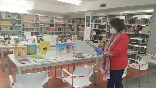 La bibliotecaria de Tarazona en la zona de literatura infantil habilitada tras la reapertura del servicio.