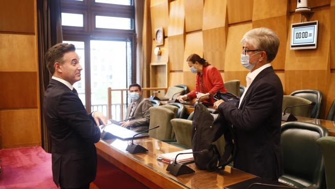 Víctor Serano conversa con la oposición en la comisión que ha dado luz verde al nuevo hospital privado de Zaragoza