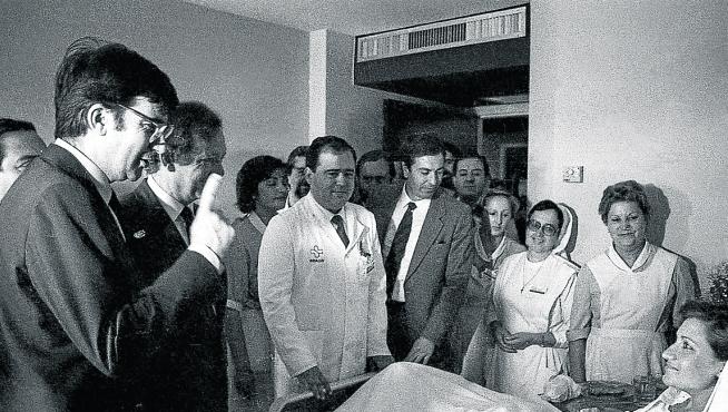 En homenaje al político socialista asesinado por ETA en 2000. Ernest Lluch, ministro de Sanidad (1982- 1986) –en la foto, con el dedo levantado– inauguró en mayo de 1985 el entonces Hospital Comarcal de Calatayud.