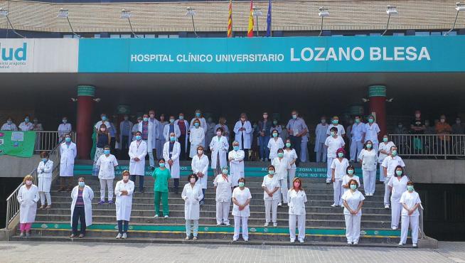 Minuto de silencio a las puertas del Hospital Clínico de Zaragoza.