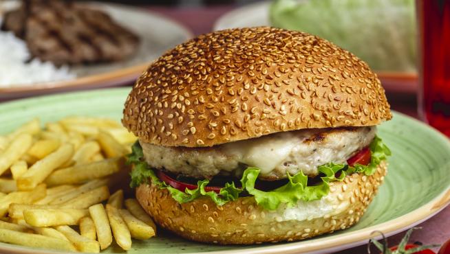La hamburguesa de pollo se puede hacer también en la barbacoa.