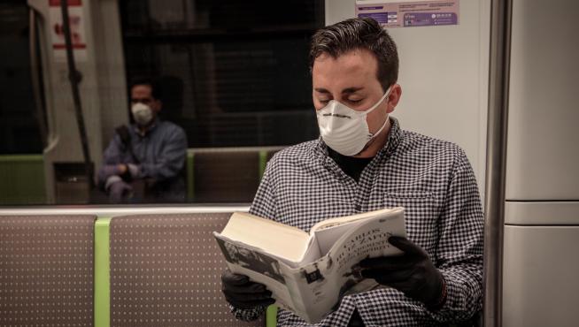 El uso de mascarillas es obligatorio en el transporte público y en cualquier lugar donde no pueda respetarse la distancia de dos metros entre personas.