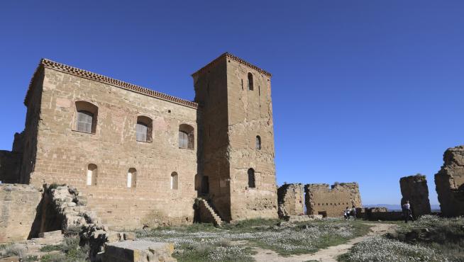 Uno de los edificios restaurados en el recinto del castillo de Montearagón.