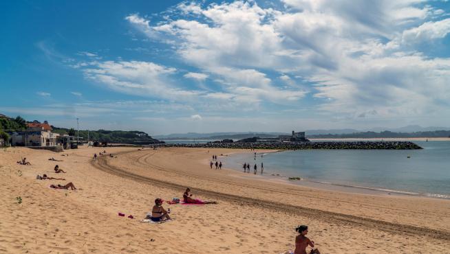 Santanderinos optan por broncearse, pasear y bañarse en 'primer día de playa'