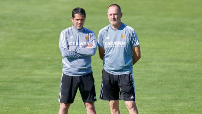 José Luis R. Loreto, junto a Víctor Fernández, observando con atención el entrenamiento del equipo.