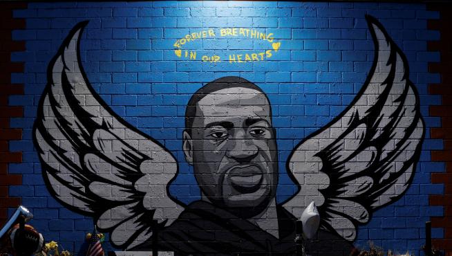 Detalle de un mural del ciudadano afroamericano asesinado George Floyd este lunes en una calle de Houston (Estados Unidos).
