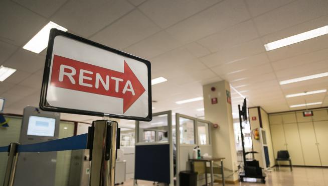 Primer día de confección de declaraciones de la Renta en Zaragoza.