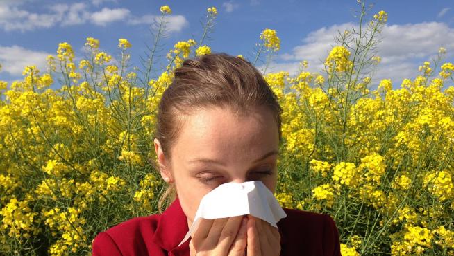 Mujer con alergia primaveral