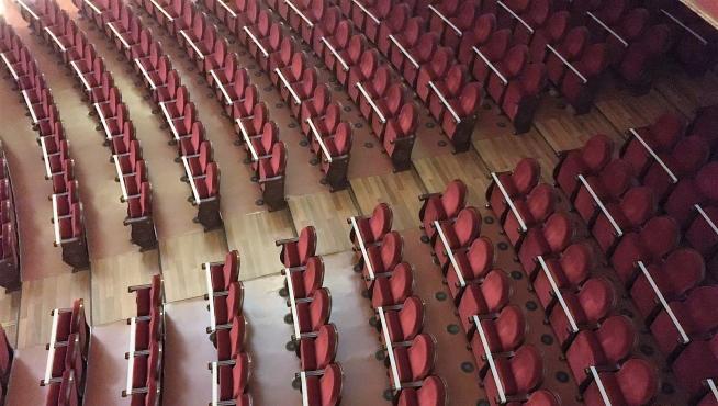 El Teatro Olimpia se abre con un tercio de su aforo, con dos butacas vacías entre cada espectador