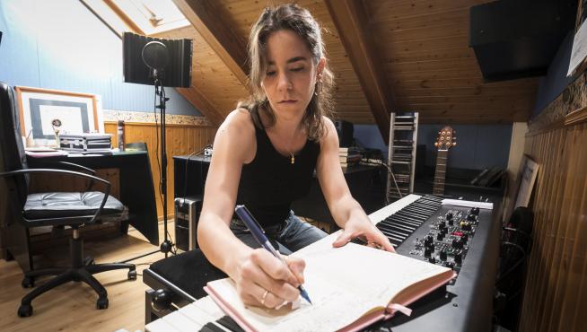 Mar Giménez Marín, ayer en el estudio casero en la buhardilla de su casa familiar en Zaragoza.