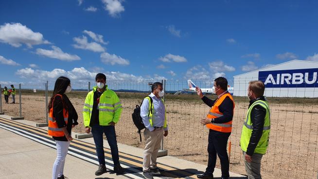 Inicio de las obras de tres naves para pequeños aviones en el aeropuerto de Teruel.
