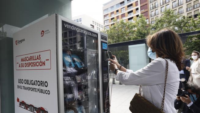 La concejal de Servicios Públicos, Natalia Chueca, ha estrenado las máquinas expendedoras de mascarillas.