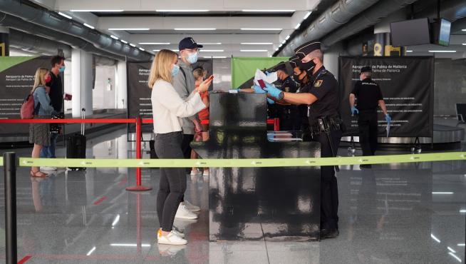 Turistas alemanes a su llegada al aeropuerto de Palma este lunes en el primer vuelo de prueba tras la covid.