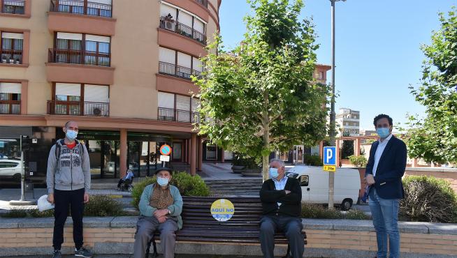 La cartelería se colocado en bancos de diferentes zonas de la ciudad a propuesta de los barrios