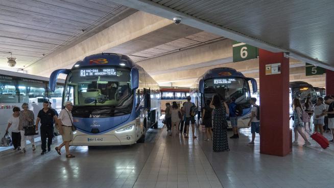 Llegada de un autobus procedente de Madrid a la estacion de autobuses de Teruel. Foto Antonio Garcia/Bykofoto. 29/07/19 [[[FOTOGRAFOS]]] [[[HA ARCHIVO]]]