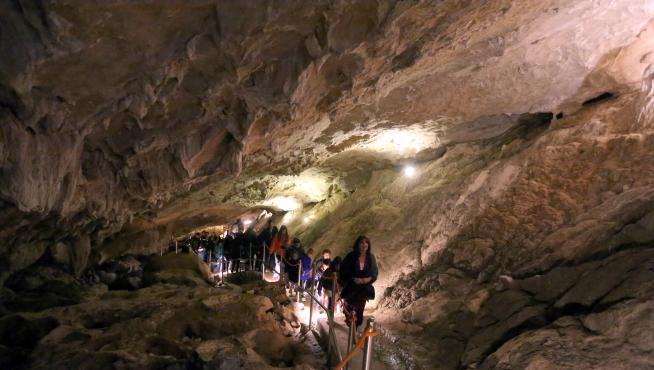 Visitantes en la Cueva de Las Güixas, en Villanúa.