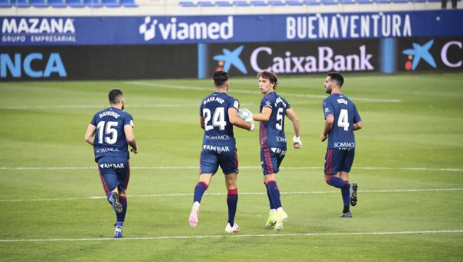 Jugadores del Huesca, tras el gol de Rafa Mir al Mirandés.