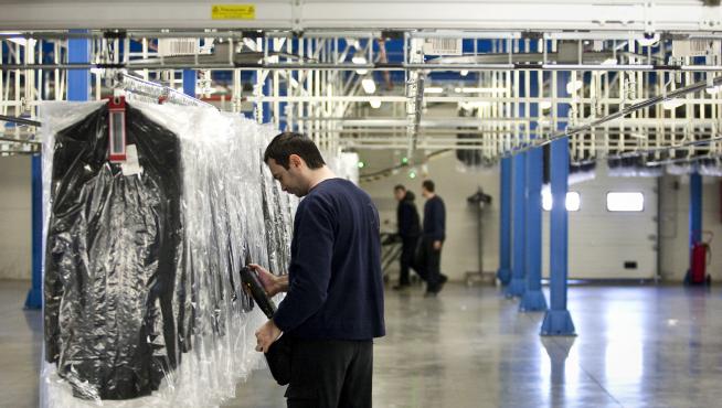 Un operario trabajando en el almacén de Inditex Plataforma Europa.