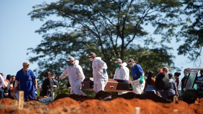 Entierro de un fallecido por coronavirus en Sao Paulo.