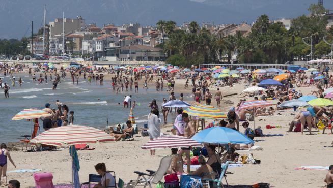 Control de aforo e informadores en los primeros días de playa en Salou, Cambrils o Comarruga.
