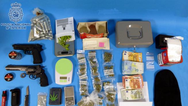 Efectos intervenidos por la Policía Nacional a las dos chicas que regentaban un punto de venta de marihuana en Huesca.