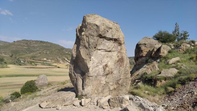 Un desprendimiento de rocas obliga a cortar la TE-10 entre la nacional 211 y Alpeñés