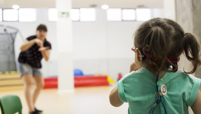 Imagen de una sesión de mediación con una niña sordociega en Zaragoza.