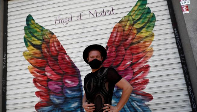 Un hombre con máscara, este domingo en el barrio de Chueca, en Madrid.