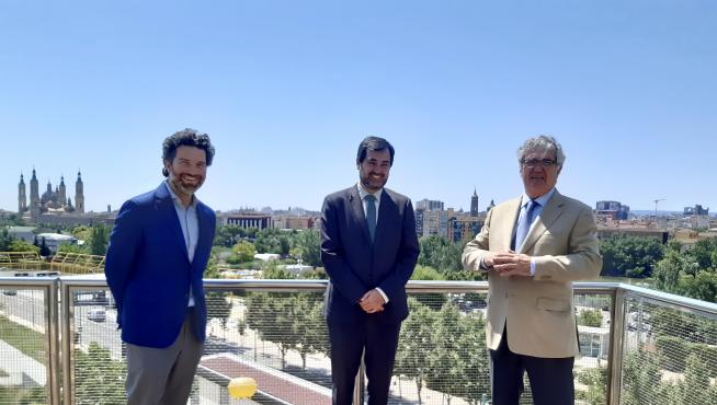 Iñigo de Yarza, Ricardo Mur y Alfonso Solans, tras firmar el acuerdo entre CEOE Aragón y zerca!