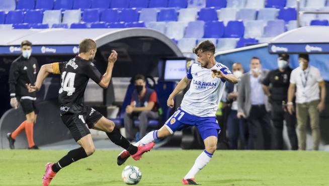 Pulido toca a Puado en la polémica acción que terminó con el 0-1 del Huesca en La Romareda.