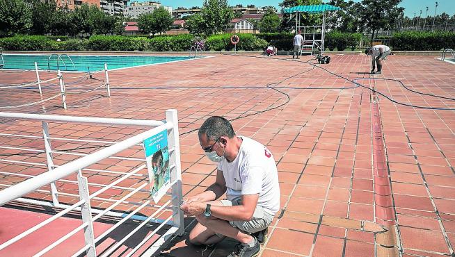 Los operarios municipales del Ayuntamiento de Zaragoza ultiman los preparativos en las piscinas del CDM Actur