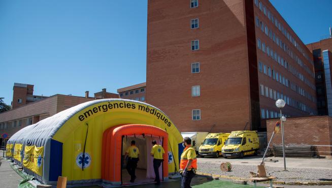 Hospital de campaña instalado en Lérida junto al centro hospitalario Arnau este viernes.