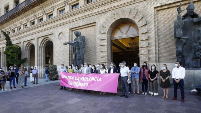 Concentración contra la agresión sexual en Las Delicias celebrada este lunes a las puertas del Ayuntamiento de Zaragoza.
