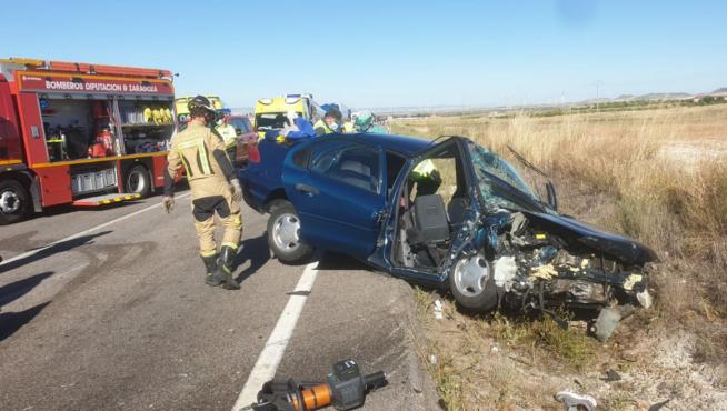 Intervención de los bomberos de la DPZ en el accidente ocurrido este pasado domingo entre Magallón y Borja.