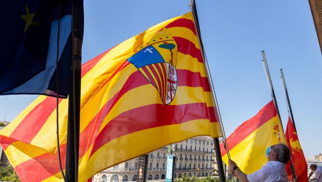 Banderas del Ayunatmiento de Zaragoza a media asta por el luto oficial decretado por el fallecimiento del expresidente aragonés Santiago Lanzuela.