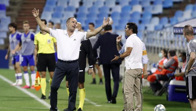 Víctor, lamentándose en la banda.