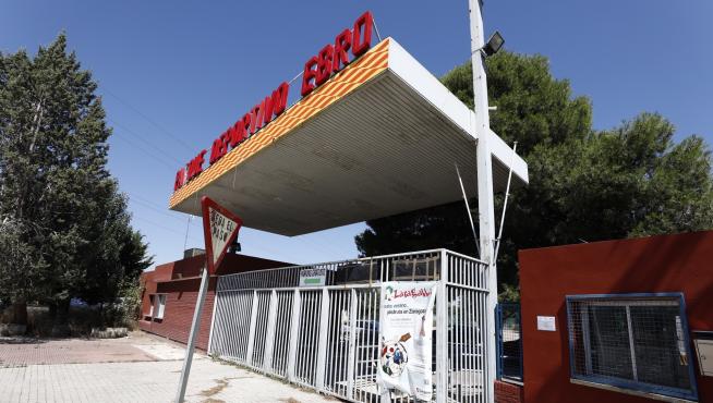 Desinfección en el Parque Deportivo Ebro tras el positivo en coronavirus de una monitora.