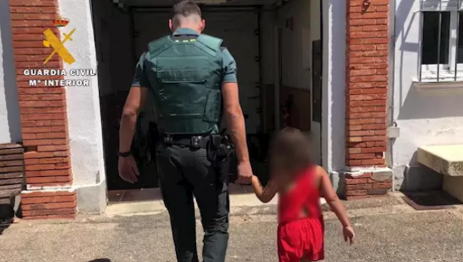 Un Guardia Civil acompaña a la niña tras ser encontrada