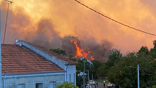 Un incendio forestal registrado esta tarde en el ayuntamiento orensano de Monterrei pone en alerta a núcleos de población